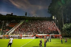 Pulgar celebra o gol que colocou o Flamengo na frente na partida contra o Vitóri