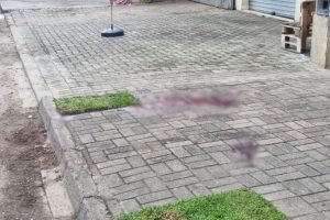 Suspeitos seguem vítima para fora do bar e continuam agressões no bairro Cajuru