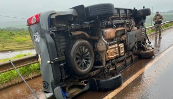 Polícia Penal capota viatura na BR-369 após aquaplanagem em Corbélia