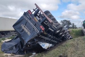 carreta-tomba-rodovia-do-xisto-960x592-1