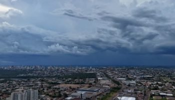 Vídeo mostra tempo fechando e nuvens carregadas em Cascavel
