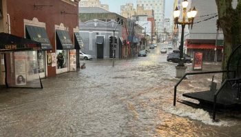Córrego transborda, alaga ruas do Centro de Curitiba