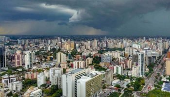 Curitiba inicia semana com chuva e alerta de tempestade, previsão de ventos fortes