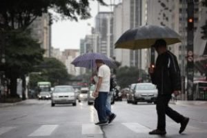 chuvas-avenida-paulista-sao-paulo-guarda-chuva-300x190-1