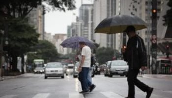 chuvas-avenida-paulista-sao-paulo-guarda-chuva-300x190-1