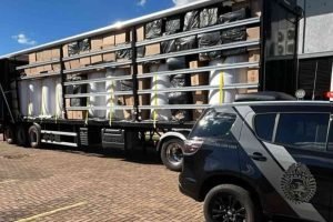 Caminhão VW/28.460 parado em fiscalização na BR-369 com carga de cigarros paragu