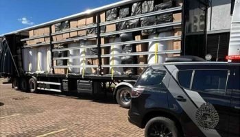 Caminhão VW/28.460 parado em fiscalização na BR-369 com carga de cigarros paragu