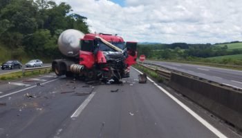 Caminhões colidem na BR-376, em Imbaú, deixando três feridos e obstruindo faixas