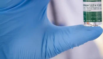 Profissionais do SUS recebem vacina contra dengue desenvolvida pelo Instituto Bu