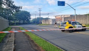 Homem morre e outro fica ferido após roubo de carro e confronto com a PM em Curitiba