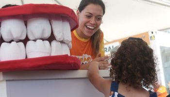 Universidades ampliam presença no Verão Maior Paraná com ações educativas no litoral