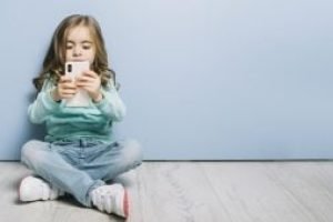 crianca-com-celular-300x169-1