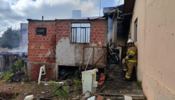Criança de 5 anos causa incêndio que destrói casa na Grande Curitiba na Região Metropolitana
