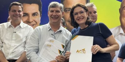 Cristina Graeml, candidata ao Senado pelo Paraná recebe de William Pelissari, presidente da ACIC, carta de sugestões e propostas (Foto: Ascom/CG)