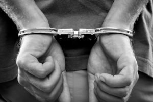 Suspeito contido por populares após uso irregular de cartões bancários em Guarap