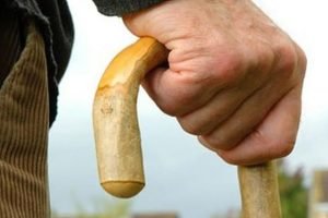 Vítima e filho ficam descalços após serem expulsos da residência durante ocorrên