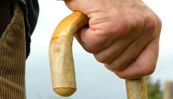 Vítima e filho ficam descalços após serem expulsos da residência durante ocorrên