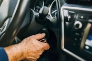 dar-partida-no-carro-para-deixar-o-motor-esquentando-nao-e-mais-necessario-750x423-1