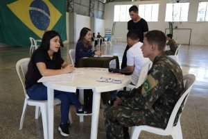 Militares participam de feira de empregos para buscar novas oportunidades no mer