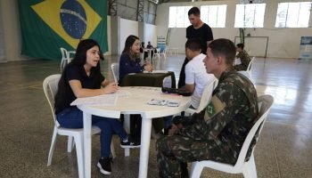 Militares participam de feira de empregos para buscar novas oportunidades no mer