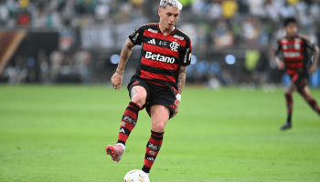 Filipe Luís exalta atuação de Varela contra o Palmeiras: ‘Extraordinário’