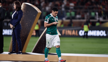 Palmeiras Retorna de Lima em Silêncio e Encontra CT Vazio Após Vice na Libertadores