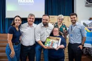Estudantes da Fepe recebem kits escolares em Curitiba. — Foto: Governo do Paraná