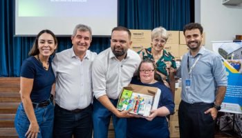 Estudantes da Fepe recebem kits escolares em Curitiba. — Foto: Governo do Paraná