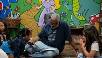embaixador-da-feira-do-livro-le-208-obras-por-ano-e-tem-biblioteca-com-35-mil-6a9846d3489b5