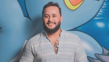 Equipe médica e bombeiros atuam próximo ao veículo envolvido no acidente que res