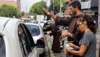 Capuchinhos abençoam motoristas em Curitiba