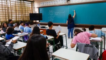 Empresas definidas assumem administração de 13 colégios estaduais