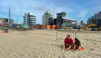 Fãs de Alok chegam cedo na praia de Matinhos para garantir lugar no show