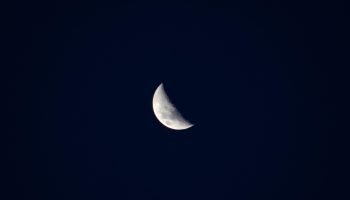 Lua minguante domina terça-feira