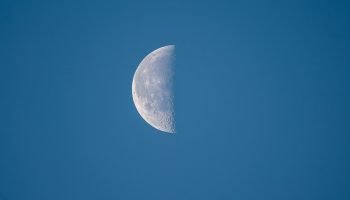 Lua minguante domina sexta-feira