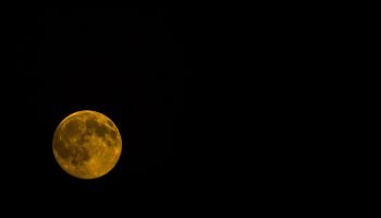 Lua está crescente neste domingo