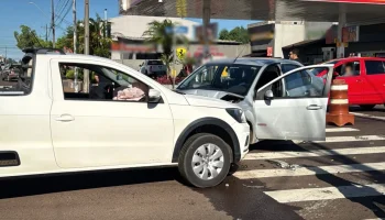 Dois carros colidem em Cascavel, deixando feridos e interditando cruzamento no Jardim Clarito