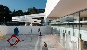 Férias no MON começam nesta terça com visita mediada no Pátio das Esculturas