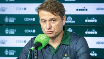 Fernando Seabra estreia no Coritiba e apresenta pilares do modelo de jogo