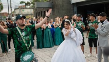 Bateria do Coritiba surpreende casal no casamento