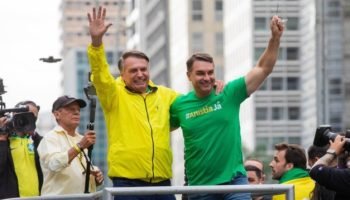 Foto: Flávio Bolsonaro publicou foto com o pai ao pedir apoio (Foto: reprodução