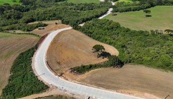 Pavimentação em concreto entre Mandirituba e São José dos Pinhais fecha 2025 com 50% de execução