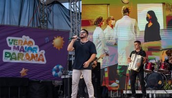 Veranistas curtem shows de artistas locais no Palco Sunset no final da tarde