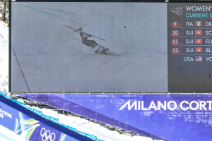 Esquiadora é resgatada de helicóptero — Foto: Carregando