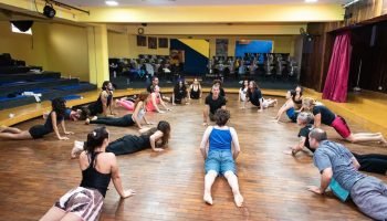 Curso gratuito do Teatro Guaíra forma 95 artistas em 2025