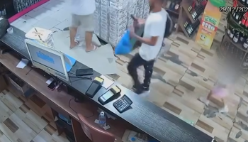 Suspeito leva celular de distribuidora com criança em Colombo no fim da tarde na RMC