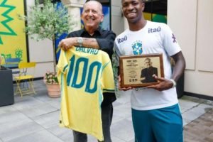 galvao-bueno-ganhou-a-camisa-da-narracao-do-seu-100-gol-pela-selecao-brasileira-instagram@maurobetingoficial-ubjmnm67l3jk