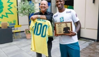 galvao-bueno-ganhou-a-camisa-da-narracao-do-seu-100-gol-pela-selecao-brasileira-instagram@maurobetingoficial-ubjmnm67l3jk