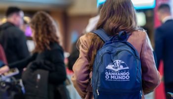 Primeiro desembarque do Ganhando o Mundo em 2026 traz retorno de alunos do Reino Unido