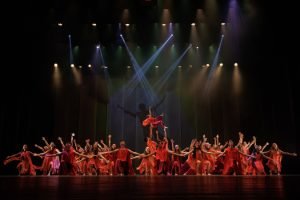 Formatura marca a última noite de “ALGO/RITMO” no Guairão